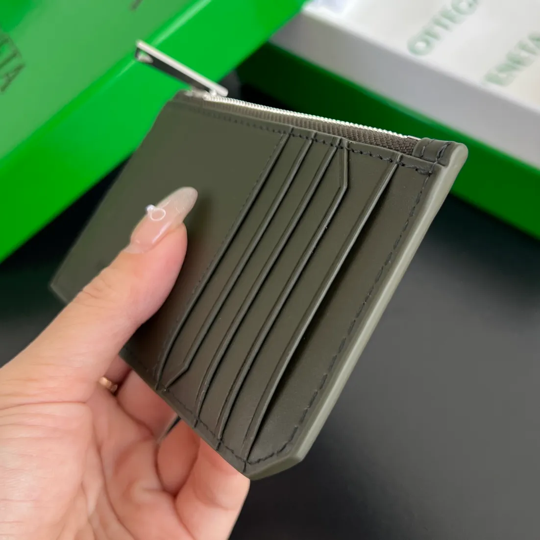 BV’s new 805827 vertical zipper card holder 🎈 The classic small woven work that I miss 0.7 is back. It’s really very design-friendly. The calfskin texture is high-end. It’s carefully designed with five card slots and a central compartment. You can also put cash in for daily use. You deserve to have such an thoughtful design. Size: 12*7*0.5 layers cm P540